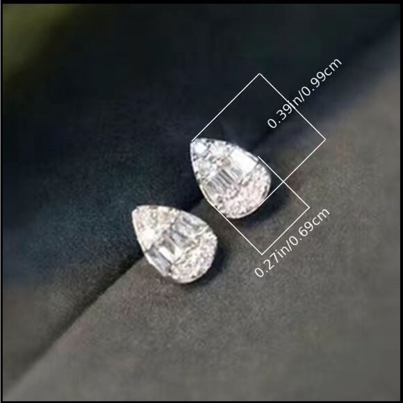 💎Petite Teardrop (Waterdrop) Diamond Stud Earrings💎 - Picture 7 of 9